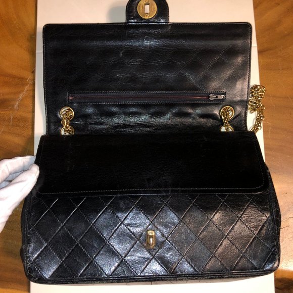 ♥ SOLD-Authentic Rare Vintage Black Chanel Bag - Picture 7 of 16